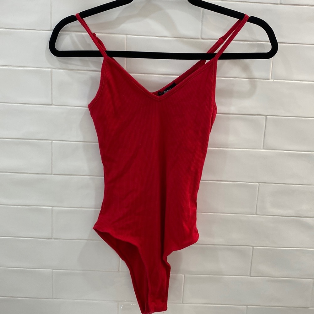 Red body suit - Ambiance